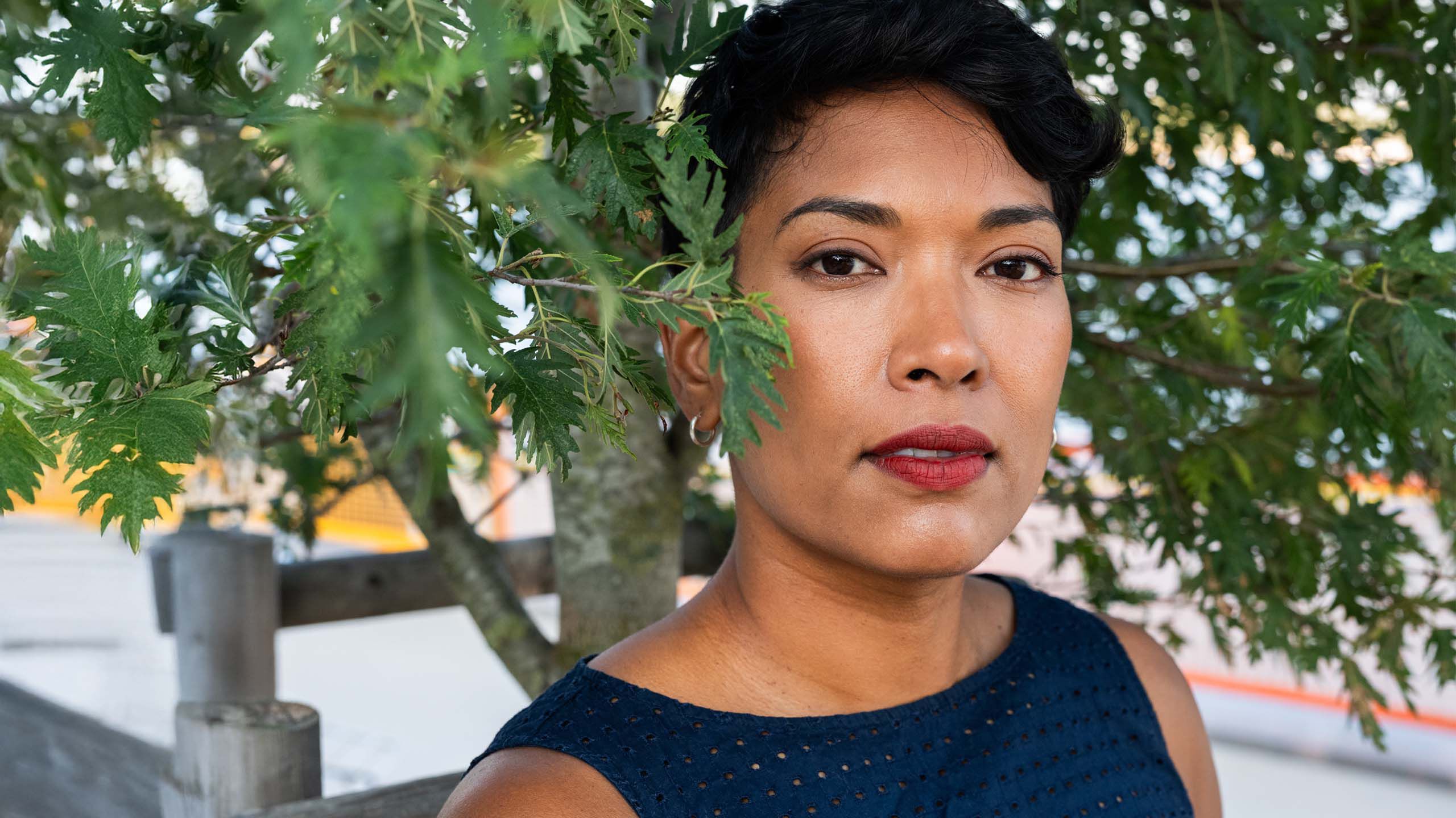 Linssileikkauksessa käynyt nainen ulkona kameraan katseoen